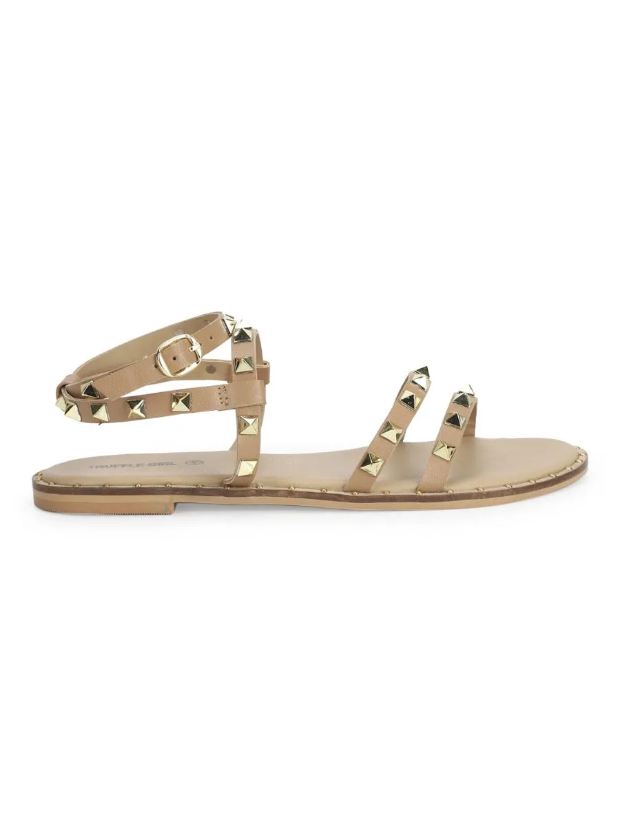 Beige PU Sandalen mit Nieten und flacher Sohle