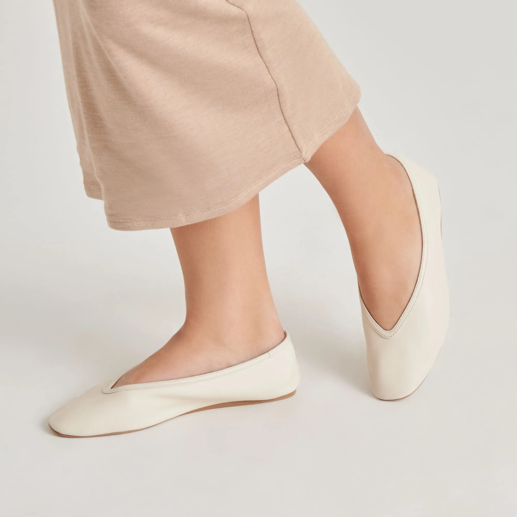 BRAIDY BALLETFLATS IN ELFENBEINFARBENEM LEDER