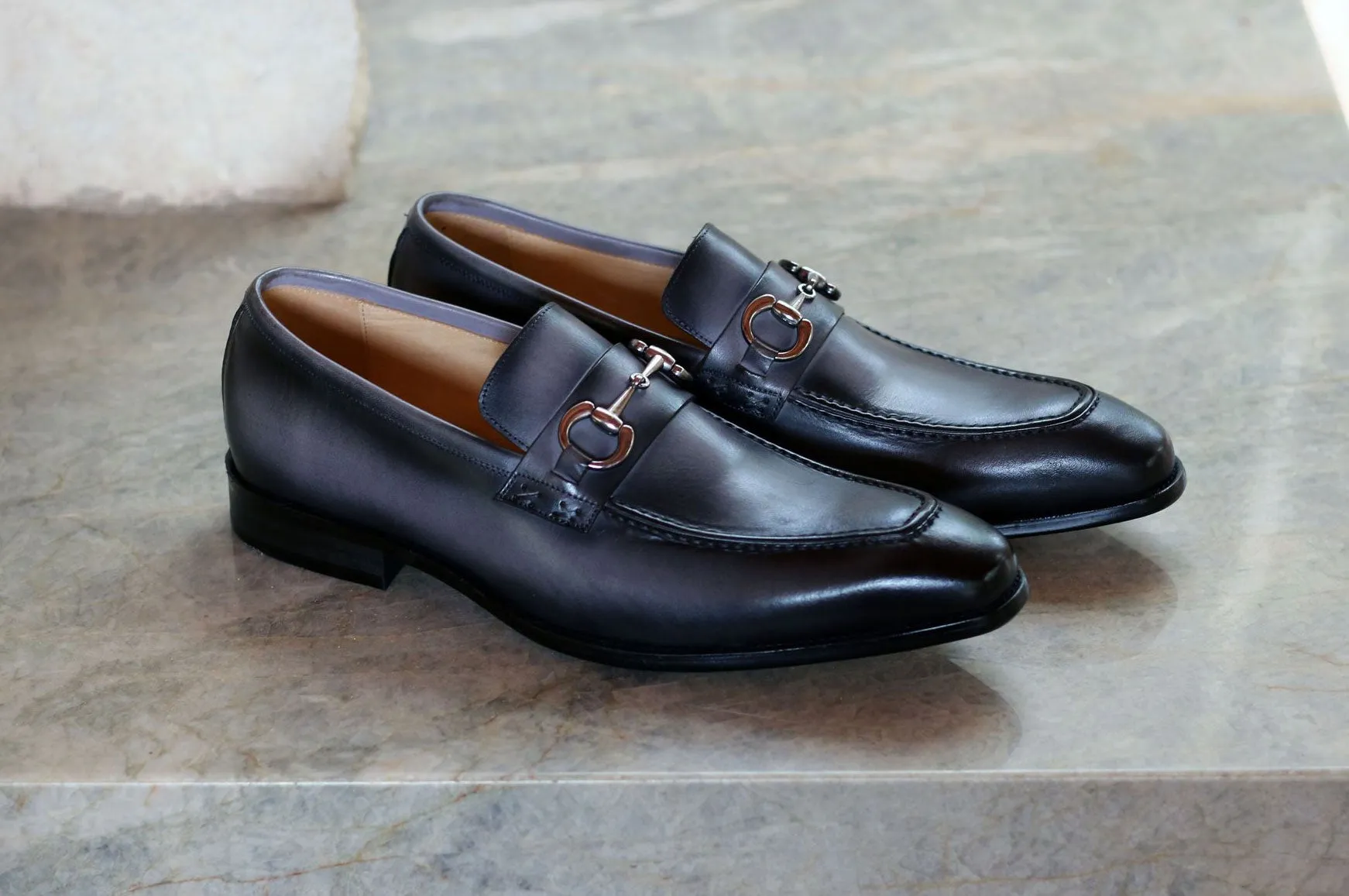 Glänzender Kalbsleder-Slip-On-Loafer Grau