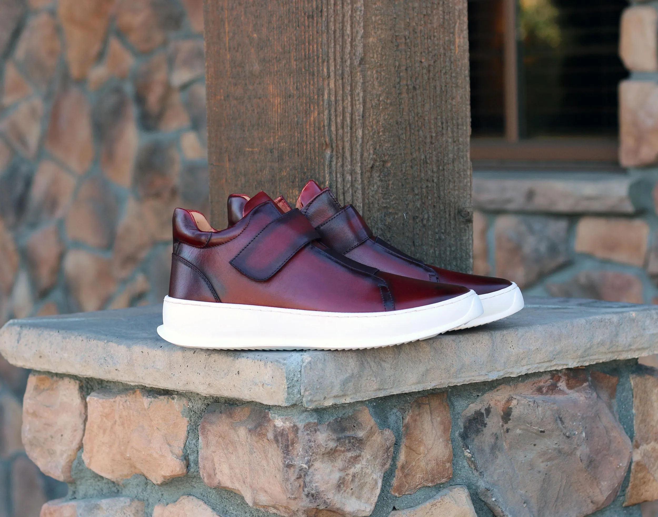 Burgunderfarbener High-Top-Sneaker aus Kalbsleder