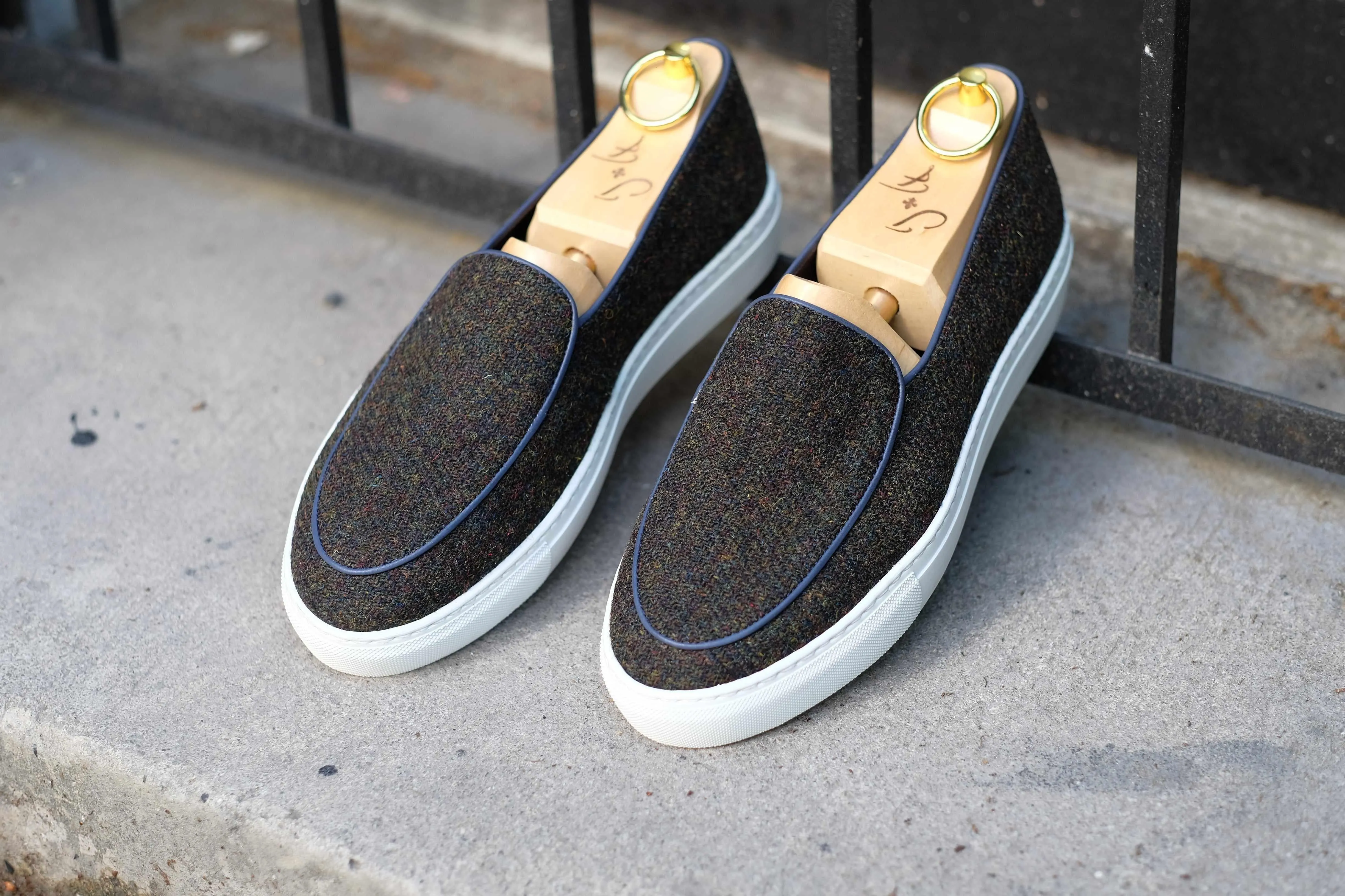 Ellensburg - Forest Medley Tweed / Blaue Kalbsleder-Paspelierung