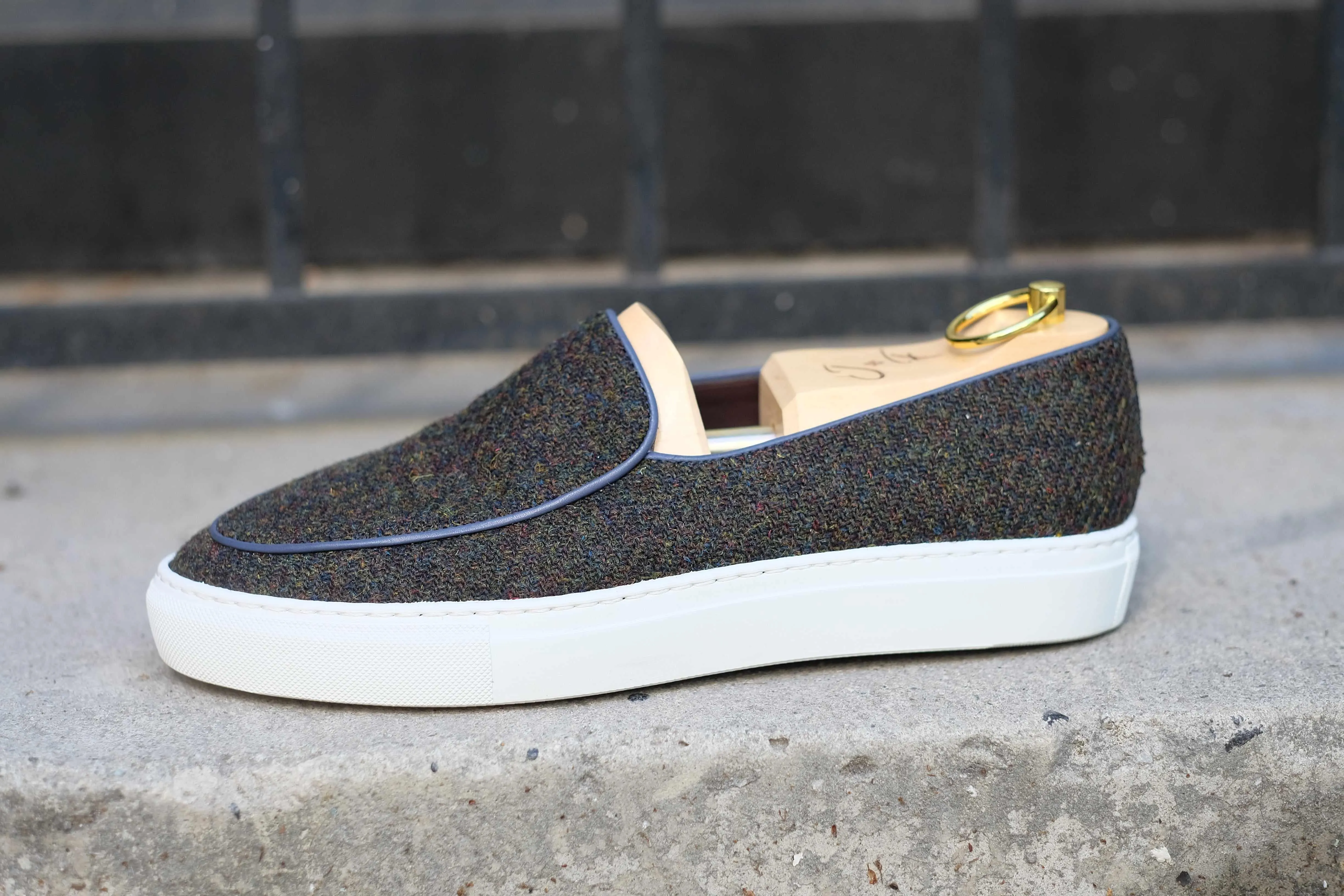 Ellensburg - Forest Medley Tweed / Blaue Kalbsleder-Paspelierung