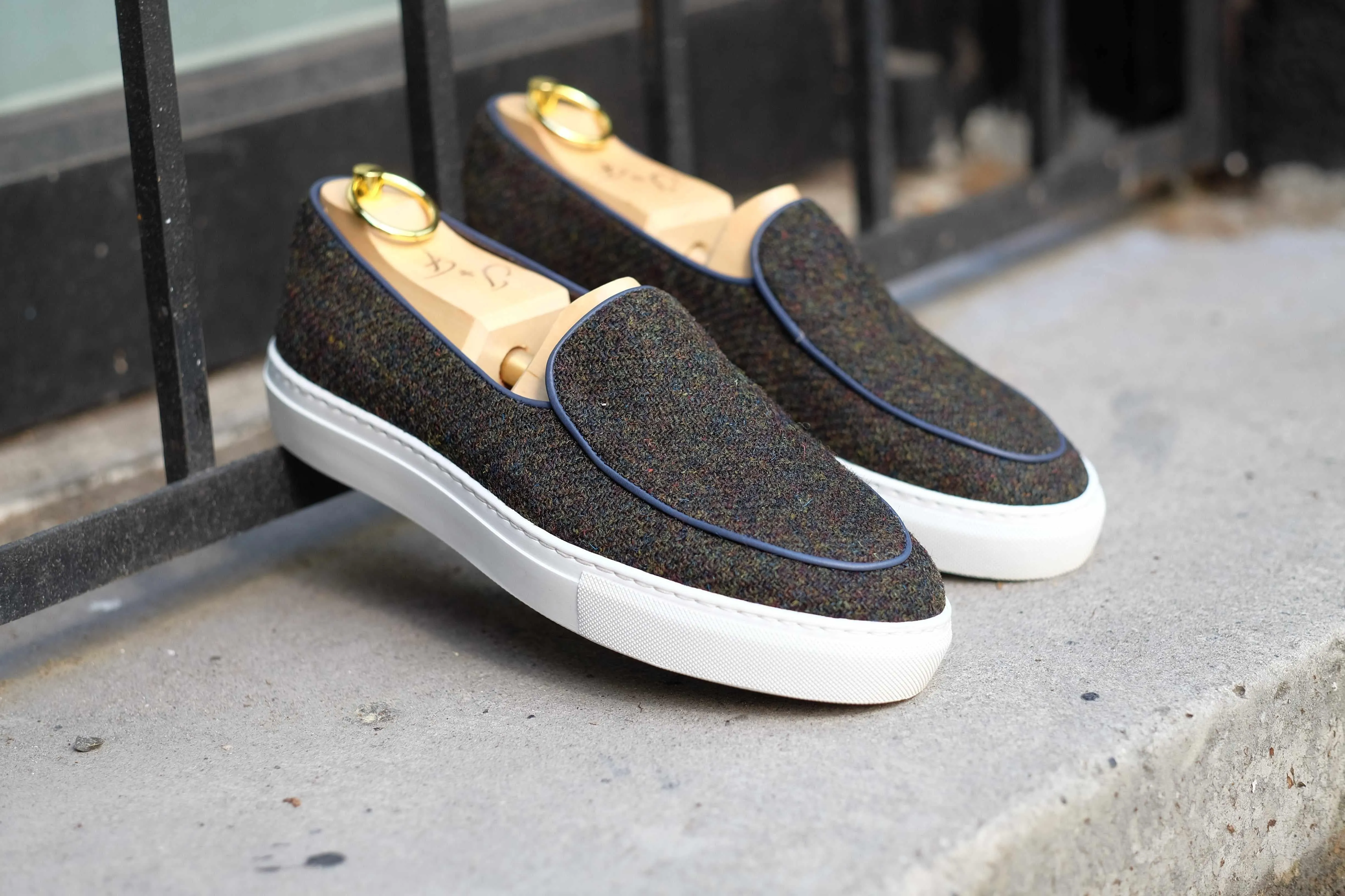 Ellensburg - Forest Medley Tweed / Blaue Kalbsleder-Paspelierung