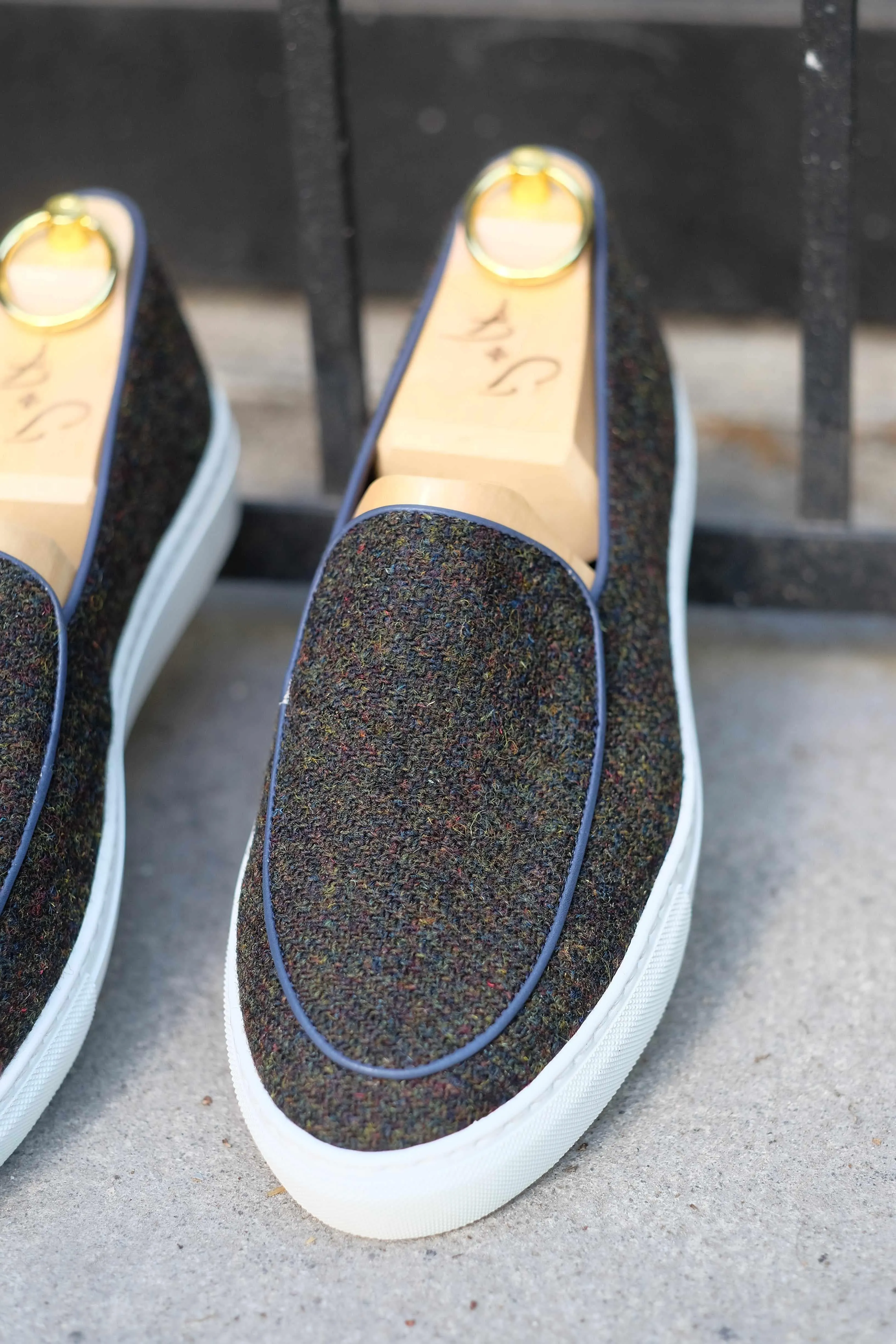Ellensburg - Forest Medley Tweed / Blaue Kalbsleder-Paspelierung
