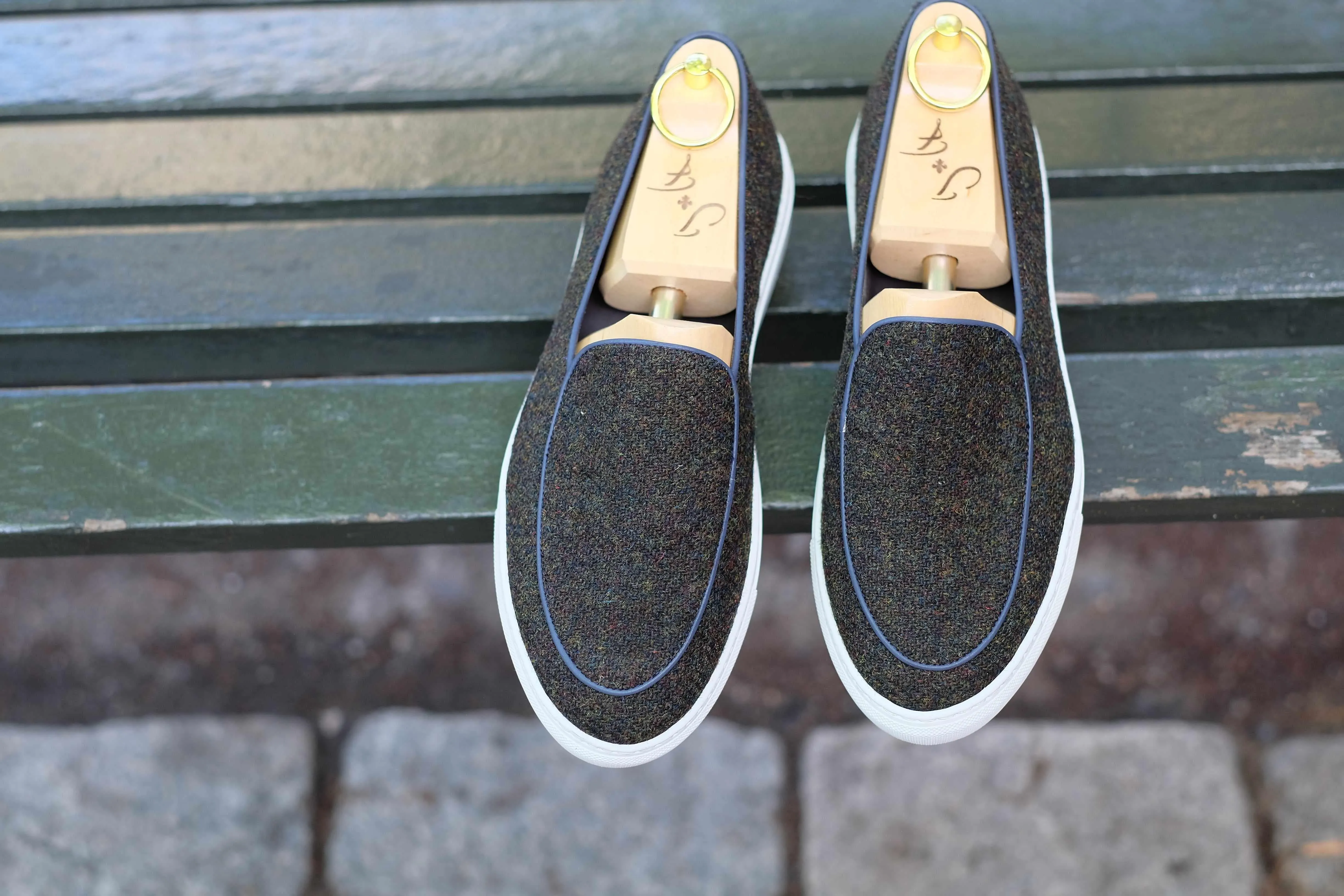 Ellensburg - Forest Medley Tweed / Blaue Kalbsleder-Paspelierung