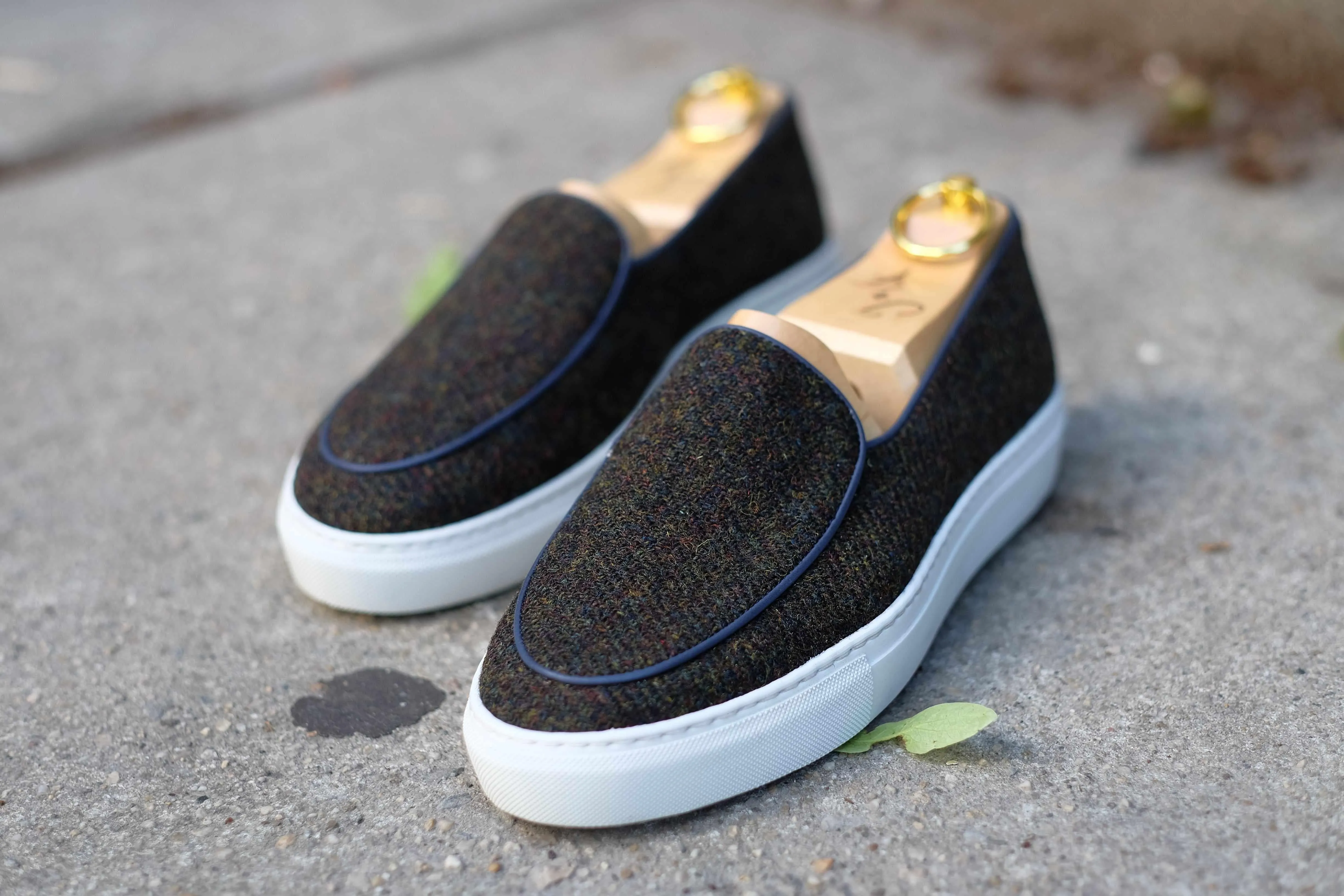 Ellensburg - Forest Medley Tweed / Blaue Kalbsleder-Paspelierung
