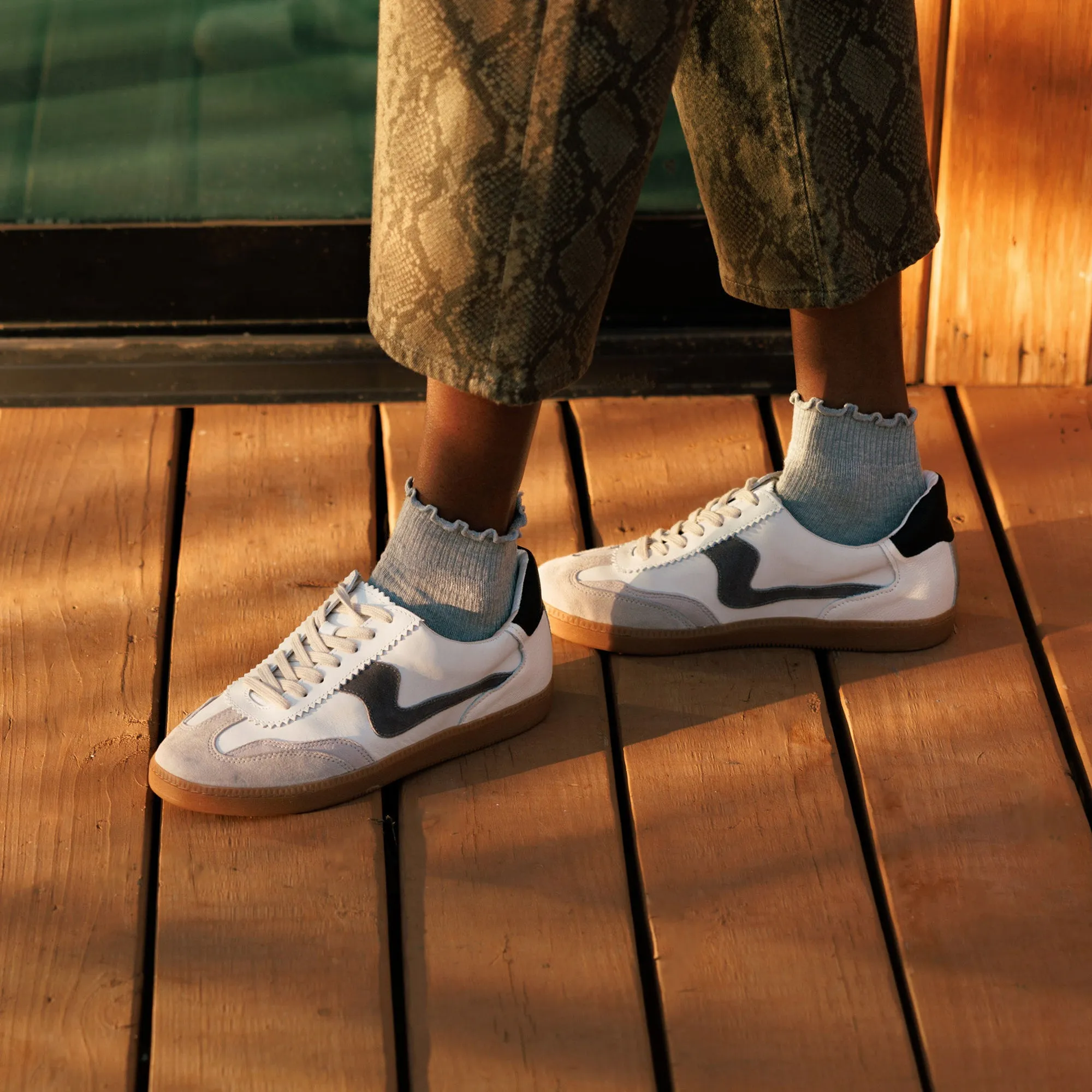 HINWEIS SNEAKERS WEIß GRAU LEDER