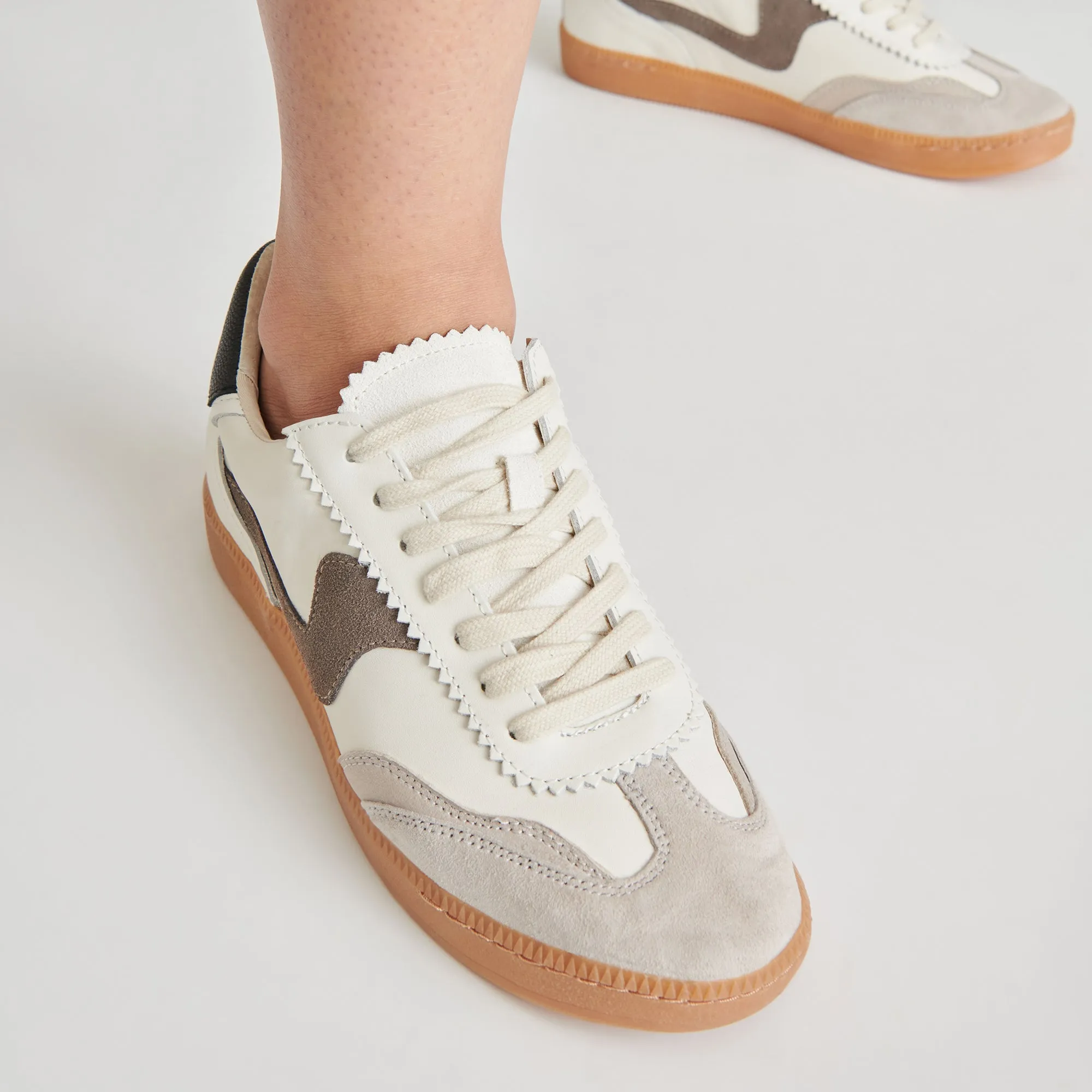 HINWEIS SNEAKERS WEIß GRAU LEDER