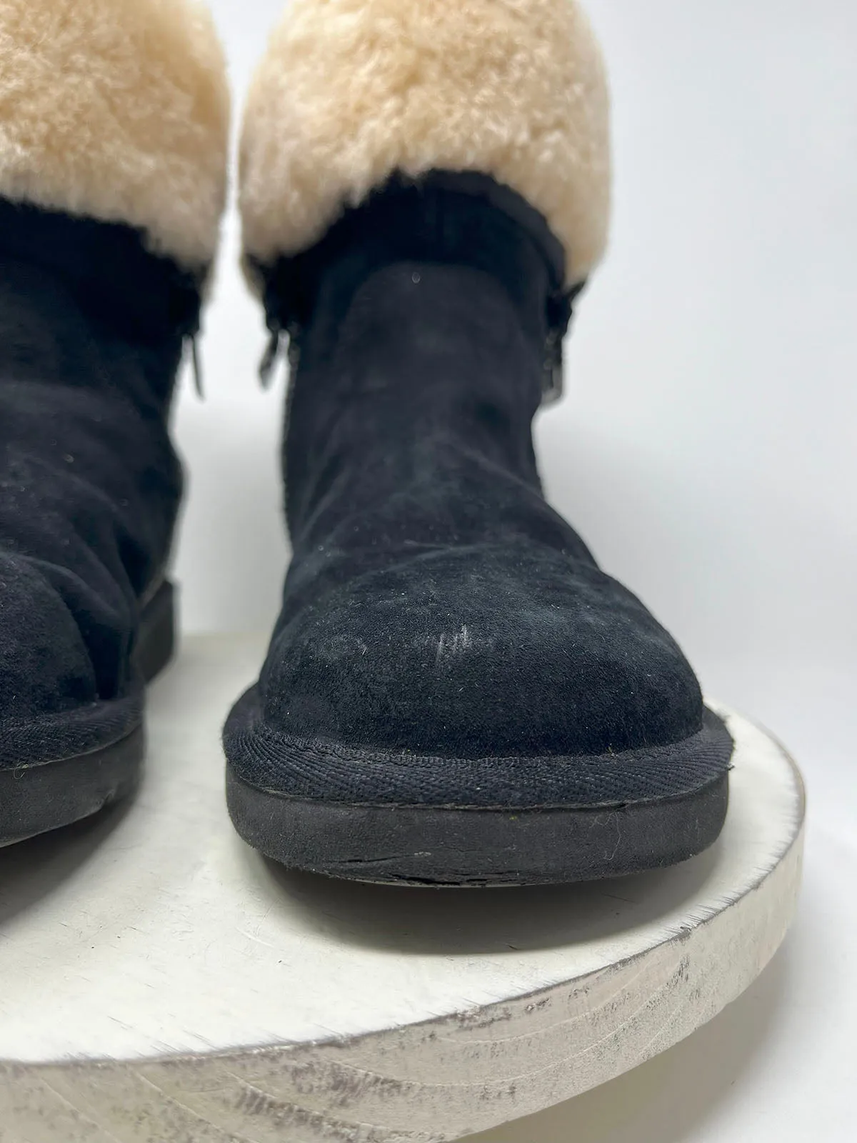 Ugg Größe 10 Schwarze & Cremefarbene Bestickte Winterstiefel
