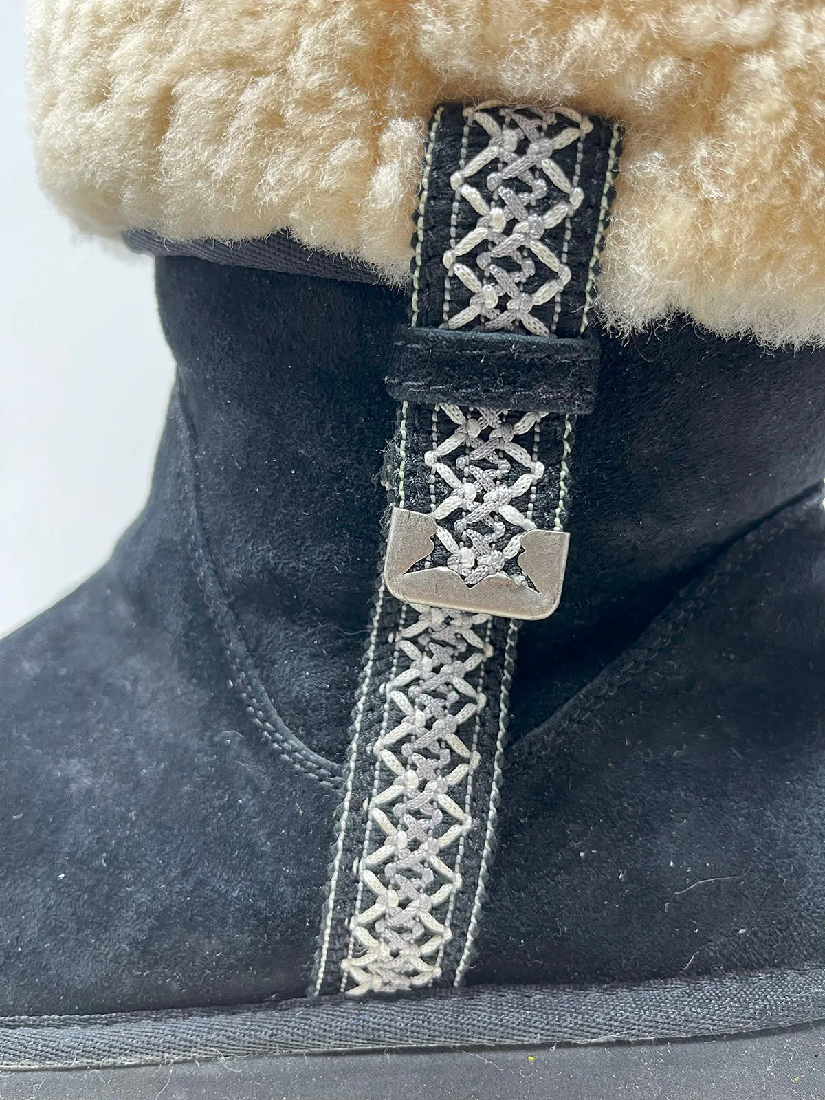 Ugg Größe 10 Schwarze & Cremefarbene Bestickte Winterstiefel